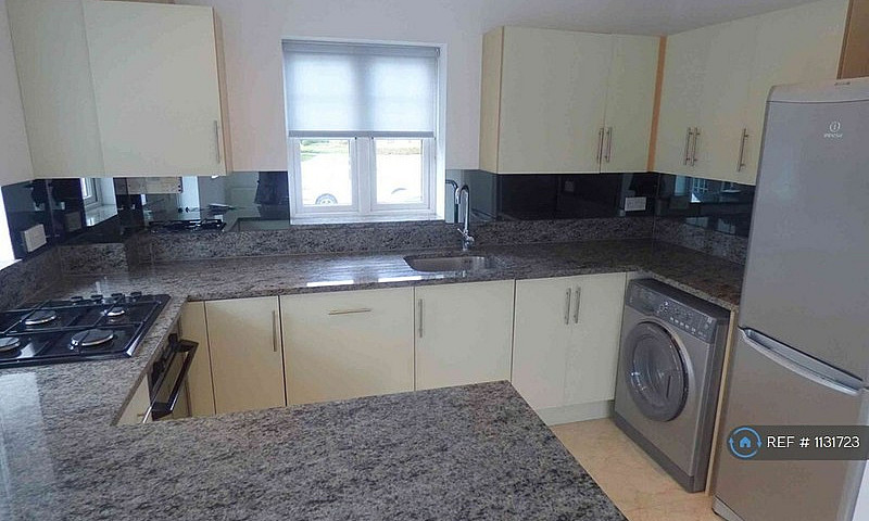 2 Bedroom Flat In Th...