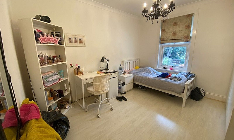 Posh 5 Bed House Wit...