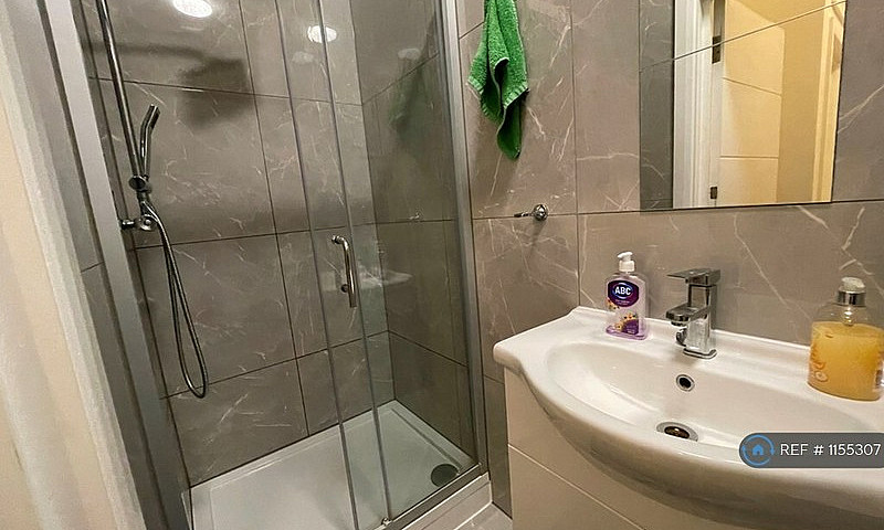 2 Bedroom Flat In Cr...