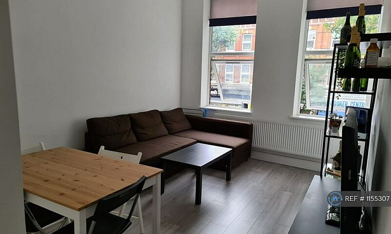 2 Bedroom Flat In Cr...