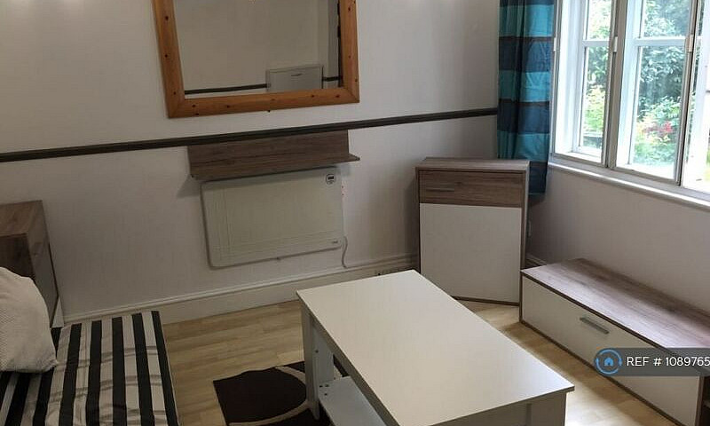 1 Bedroom Flat In Bu...