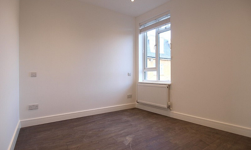 Modern 1 Bed Opposit...
