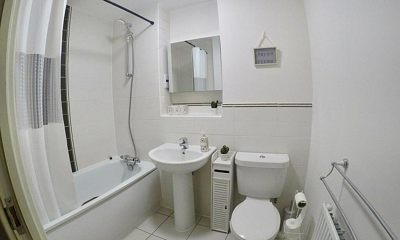 2 Bed Flat - Immacul...