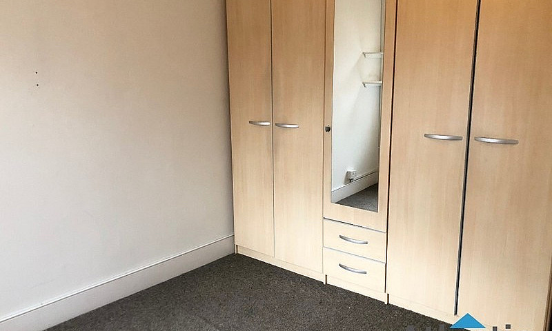 Large 2 Bedroom 1St ...