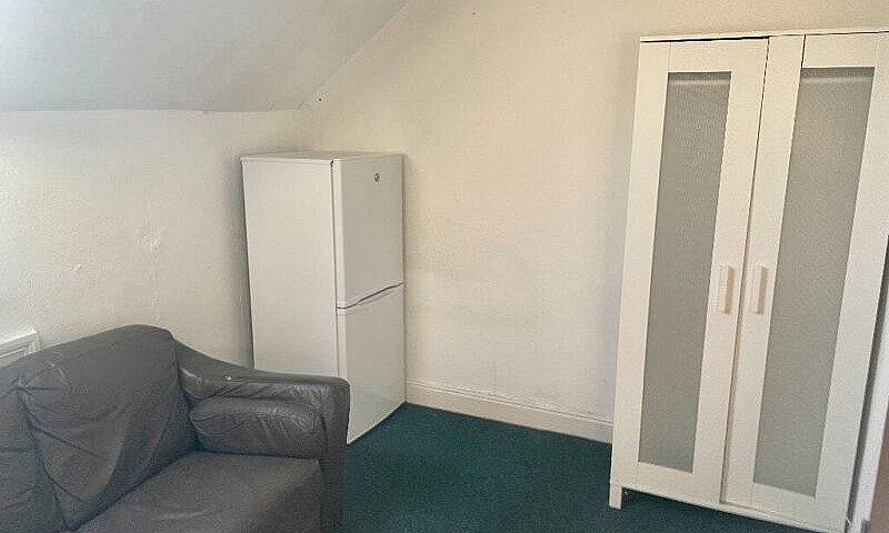 *Studio Flat To Rent...