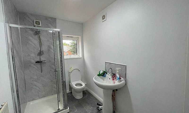 *Six Bedroom Propert...