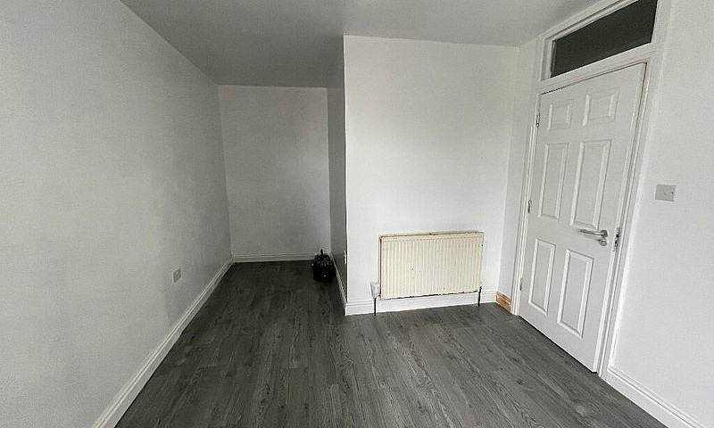 *Six Bedroom Propert...