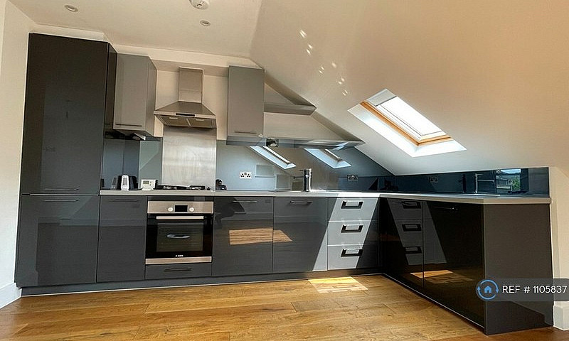 2 Bedroom Flat In La...