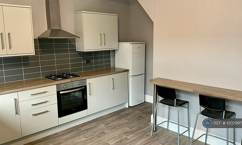 2 Bedroom House In H...