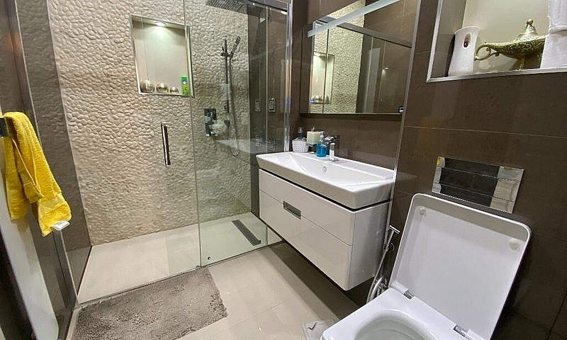 Posh 5 Bed House Wit...