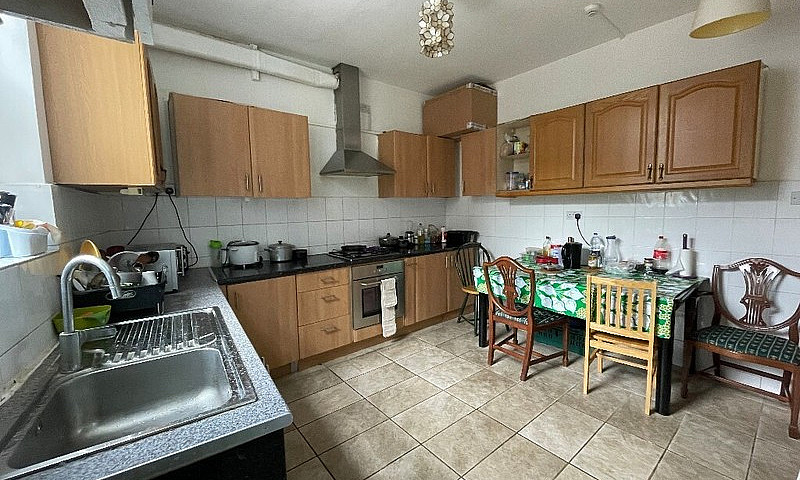 Double Room To Let (...