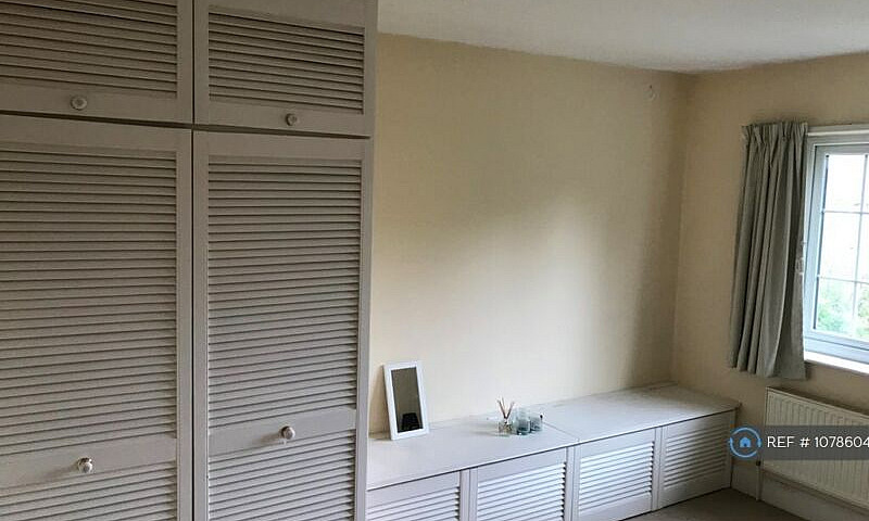 1 Bedroom In Vale La...