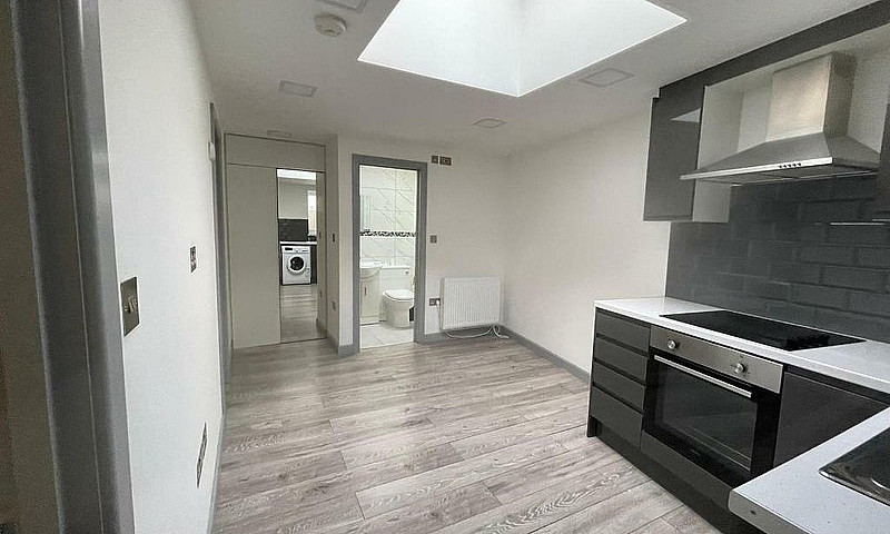 Refurbished 2 Bed Gr...