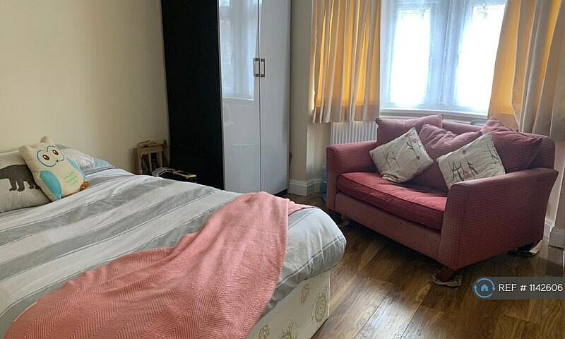 Studio Flat In Hanwo...