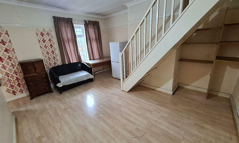 Studio Flat In Rayne...