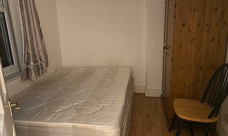 2 Bed Flat, Crouch E...