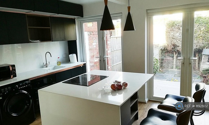1 Bedroom In Strathm...