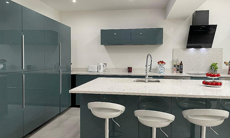 6 Bedroom House In B...