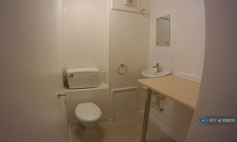 3 Bedroom Flat In Bo...