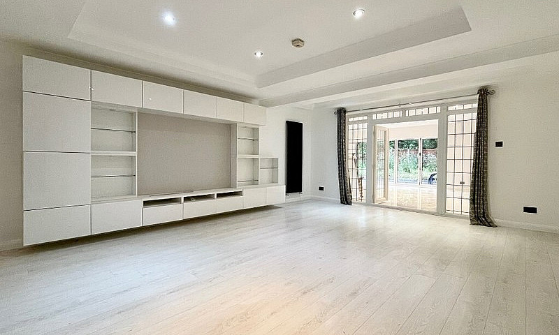 Stunning 5 Bedroom 3...