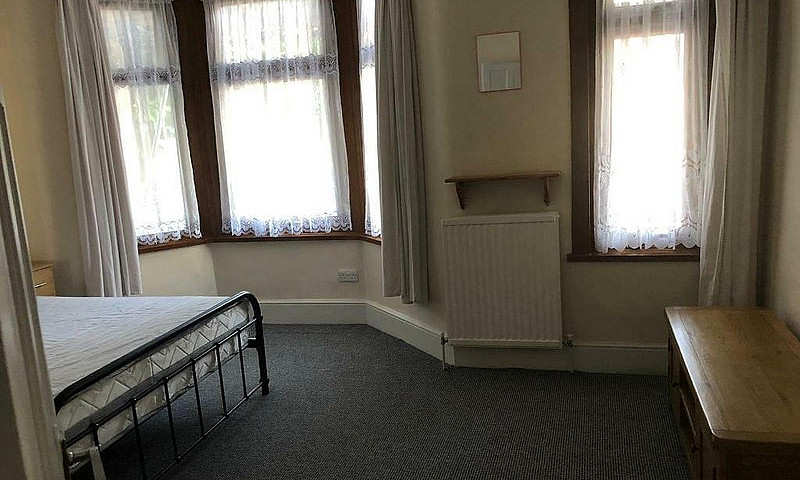 Huge 2 Bedroom Flat ...