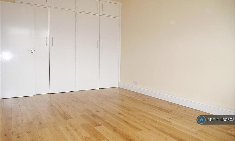 4 Bedroom Flat In St...