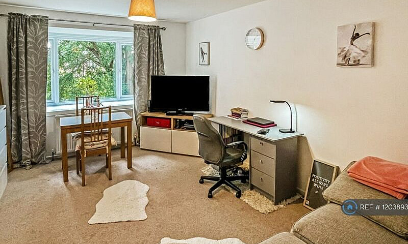 1 Bedroom Flat In Ch...