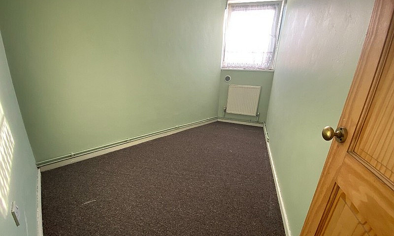 3 Bedroom Maisonette...