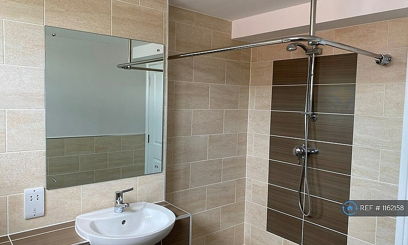 1 Bedroom Flat In Ha...
