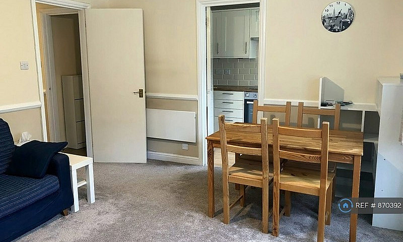 1 Bedroom Flat In De...