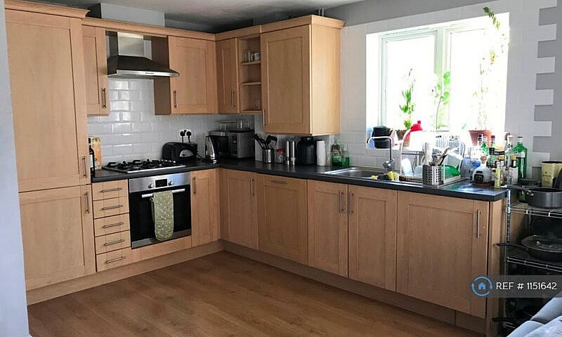 2 Bedroom Flat In To...