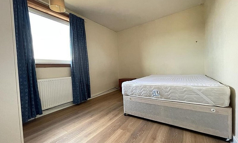 2 Bedroom Flat With ...