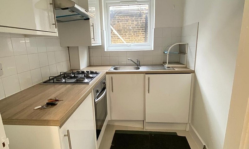 2 Bed Lovely Flat, S...