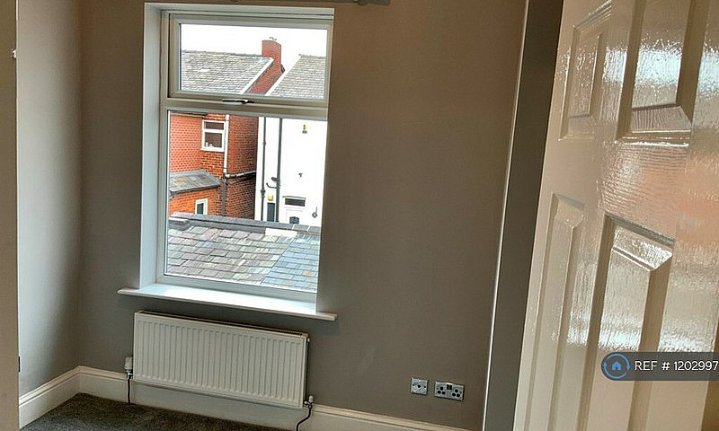 2 Bedroom House In H...