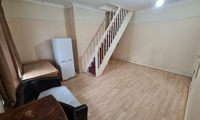 Studio Flat In Rayne...