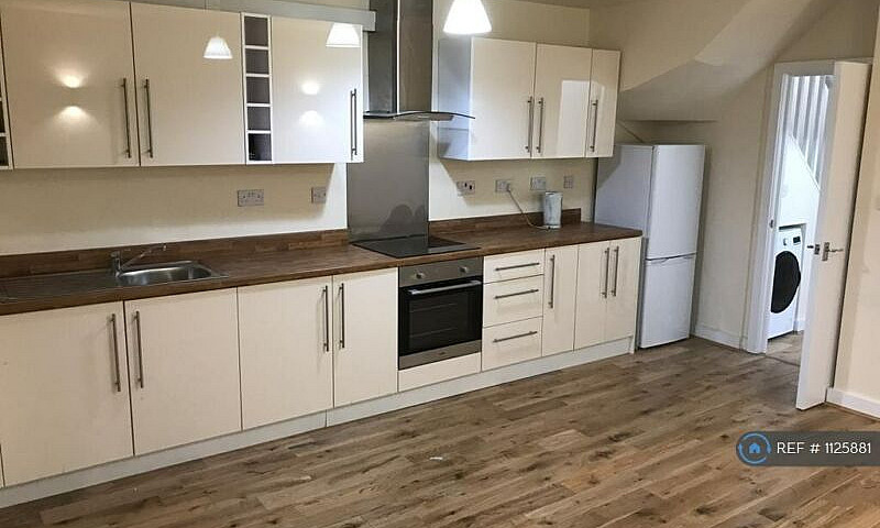 3 Bedroom Flat In Sa...