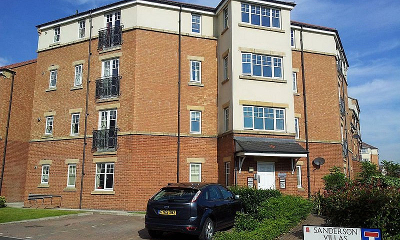 2 Bedroom Flat In Sa...