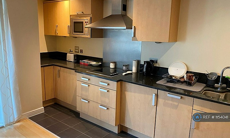 2 Bedroom Flat In Ba...