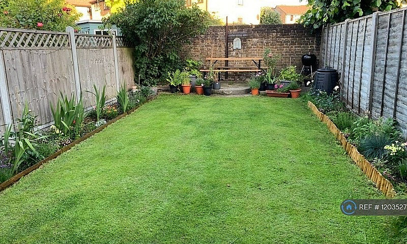 2 Bedroom Flat In Ha...