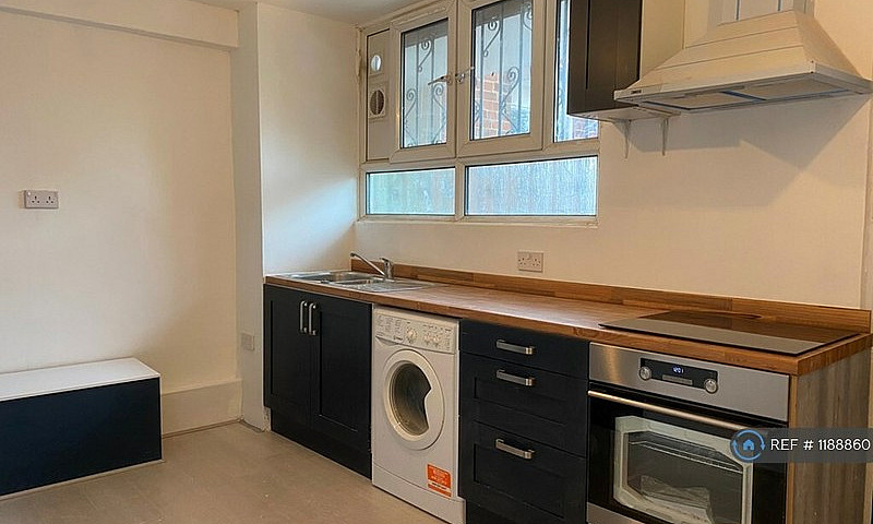 4 Bedroom Flat In He...