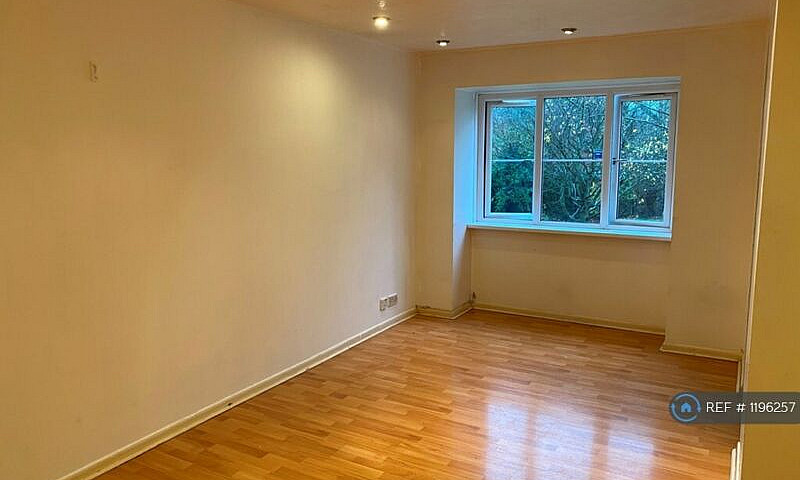 2 Bedroom Flat In Ki...