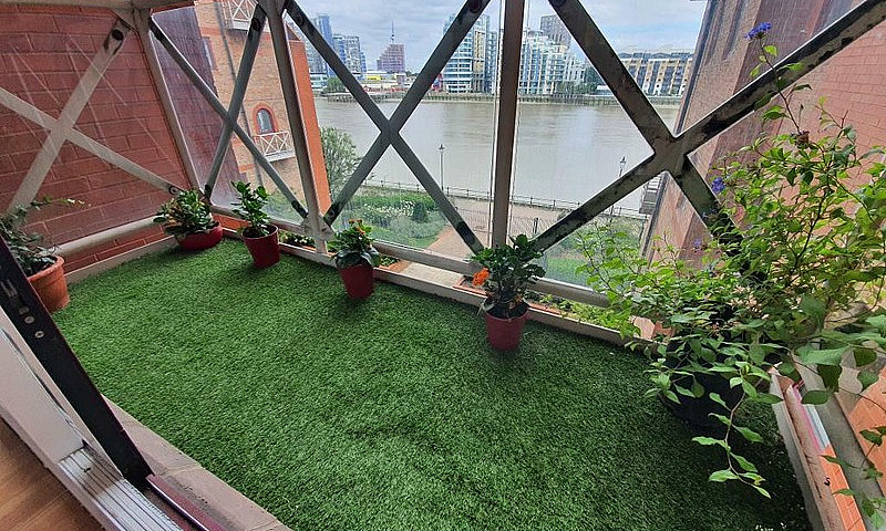 2 Bedroom Flat In Wa...