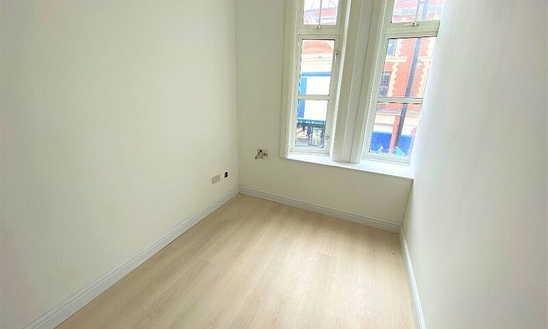 2 Bedrooms Flat On M...
