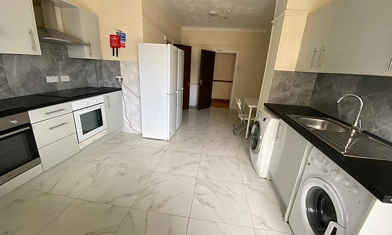 Newly Refurbished Fo...