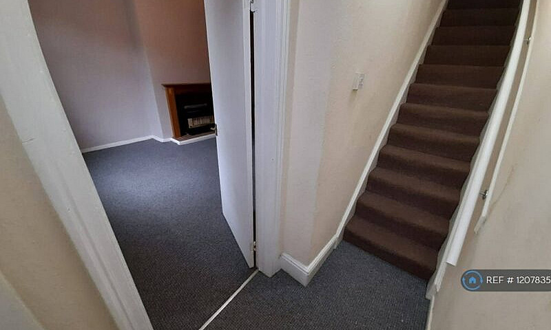 2 Bedroom House In G...