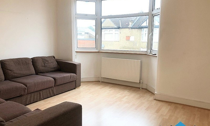 Large 2 Bedroom 1St ...