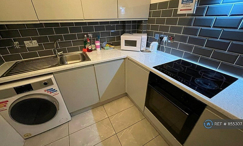 2 Bedroom Flat In Cr...
