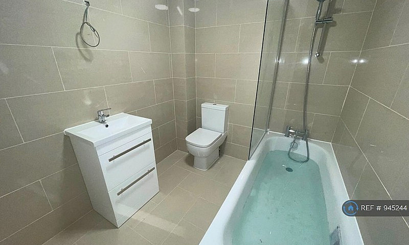 3 Bedroom Flat In Wa...