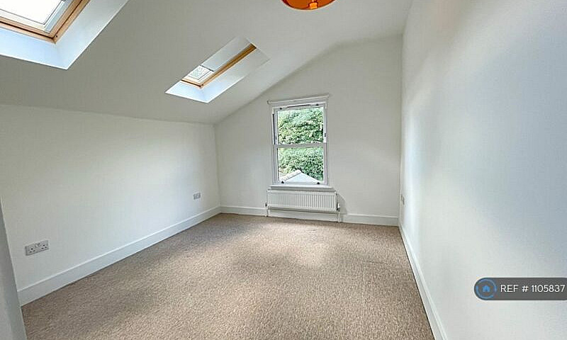 2 Bedroom Flat In La...