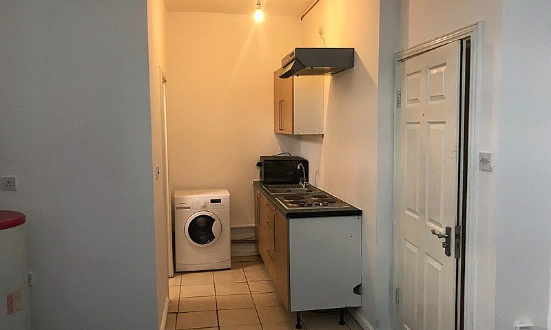 Studio Flat £850 Per...